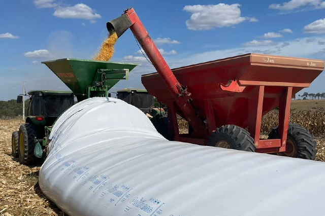 Máquinas realizando a armazenagem em Silos-Bolsa Pacifil